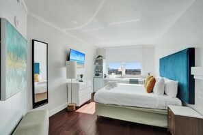 مكواة/لوح كي وسرير سفر وواي فاي وملاءات أسرّة