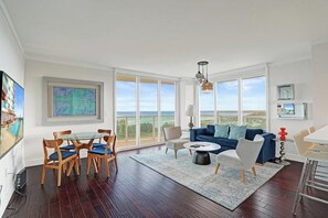 TV - Bay View 1BR Retreat w/ Balcony in Coconut Grove (Miami)