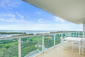 Outdoor dining - Bay View 1BR Retreat w/ Balcony in Coconut Grove (Miami)