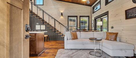 Televisie, een open haard, videospelletjes en een kantoor