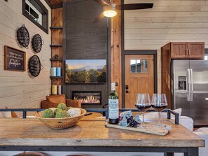 Dining - Gorgeous 2 Level Build I Fire 🔥 Pit I Private Hot Tub I Game Room (Sevierville)