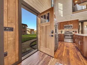 Fridge, microwave, oven, stovetop - Gorgeous 2 Level Build I Fire 🔥 Pit I Private Hot Tub I Game Room (Sevierville)