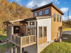 Exterior - FAB New 2 Level Build I Fire🔥Pit I Private Hot Tub I Game Room (Sevierville)