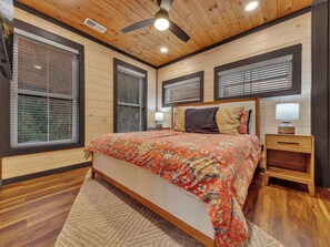 1 bedroom, desk, iron/ironing board, WiFi - FAB New 2 Level Build I Fire🔥Pit I Private Hot Tub I Game Room (Sevierville)