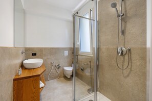 Shower, hair dryer, towels - Room 'Camera 2 - P1' with Balcony, Wi-Fi and Air Conditioning (Balestrate)