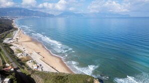 A coastal view with a beach, a road, and distant mountains. - Room 'Camera 2 - P1' with Balcony, Wi-Fi and Air Conditioning (Balestrate)