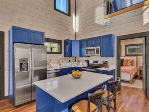 Fridge, microwave, oven, stovetop - New 2 Level Retreat I Fire🔥 Pit I Hot Tub I Game Room I Great Location (Sevierville)