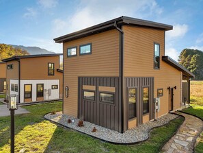 Exterior - New 2 Level Retreat I Fire Pit I Hot Tub I Game Room I Great Location (Sevierville)