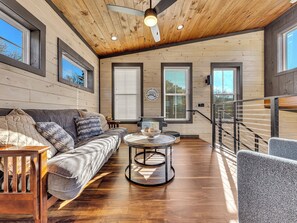 Interior - New 2 Level Retreat I Fire🔥 Pit I Hot Tub I Game Room I Great Location (Sevierville)