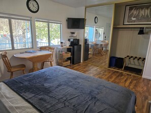 Room - FISHERMAN'S CRASH PAD Lovely 1-bedroom with AC in peaceful Clearlake Oaks (Clearlake Oaks)