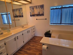 Bathroom - FISHERMAN'S CRASH PAD Lovely 1-bedroom with AC in peaceful Clearlake Oaks (Clearlake Oaks)