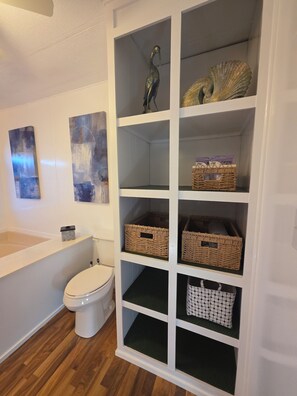 Bathroom - FISHERMAN'S CRASH PAD Lovely 1-bedroom with AC in peaceful Clearlake Oaks (Clearlake Oaks)