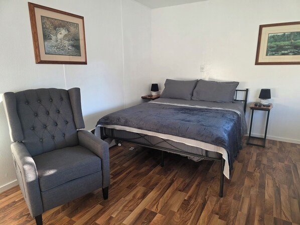 Room - FISHERMAN'S CRASH PAD Lovely 1-bedroom with AC in peaceful Clearlake Oaks (Clearlake Oaks)