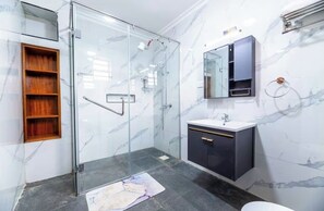 Shower, towels, soap, toilet paper - Escape to a Peaceful and secure retreat at Golf View Estate Thika. (Thika)