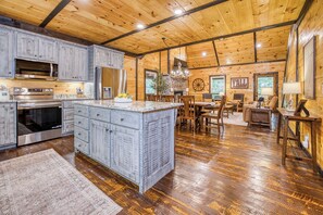 Interior - Luxury Cabin-4 King BR + Bunk-Hot Tub & Fireplaces (Mineral Bluff)