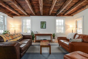 Oficina y monitor de computadora 