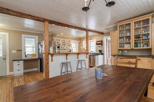 Historic Vermont Farmhouse • Minutes to Skiing