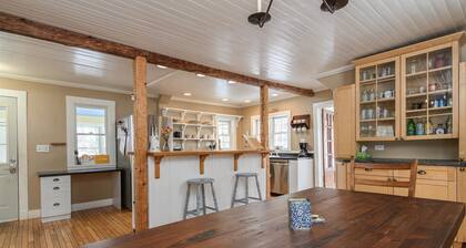 Historic Vermont Farmhouse • Minutes to Skiing