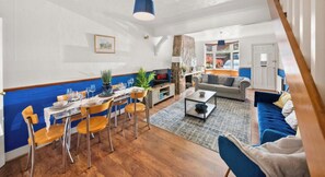 TV - Heartwarming Windsor Cottage with Free Parking (Berkshire)
