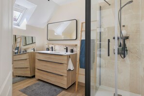 Een douche, een haardroger, handdoeken