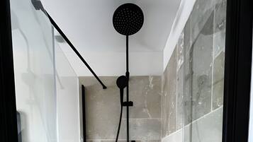 Shower, hair dryer, towels