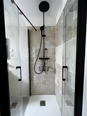 Ducha, secador de pelo, toallas