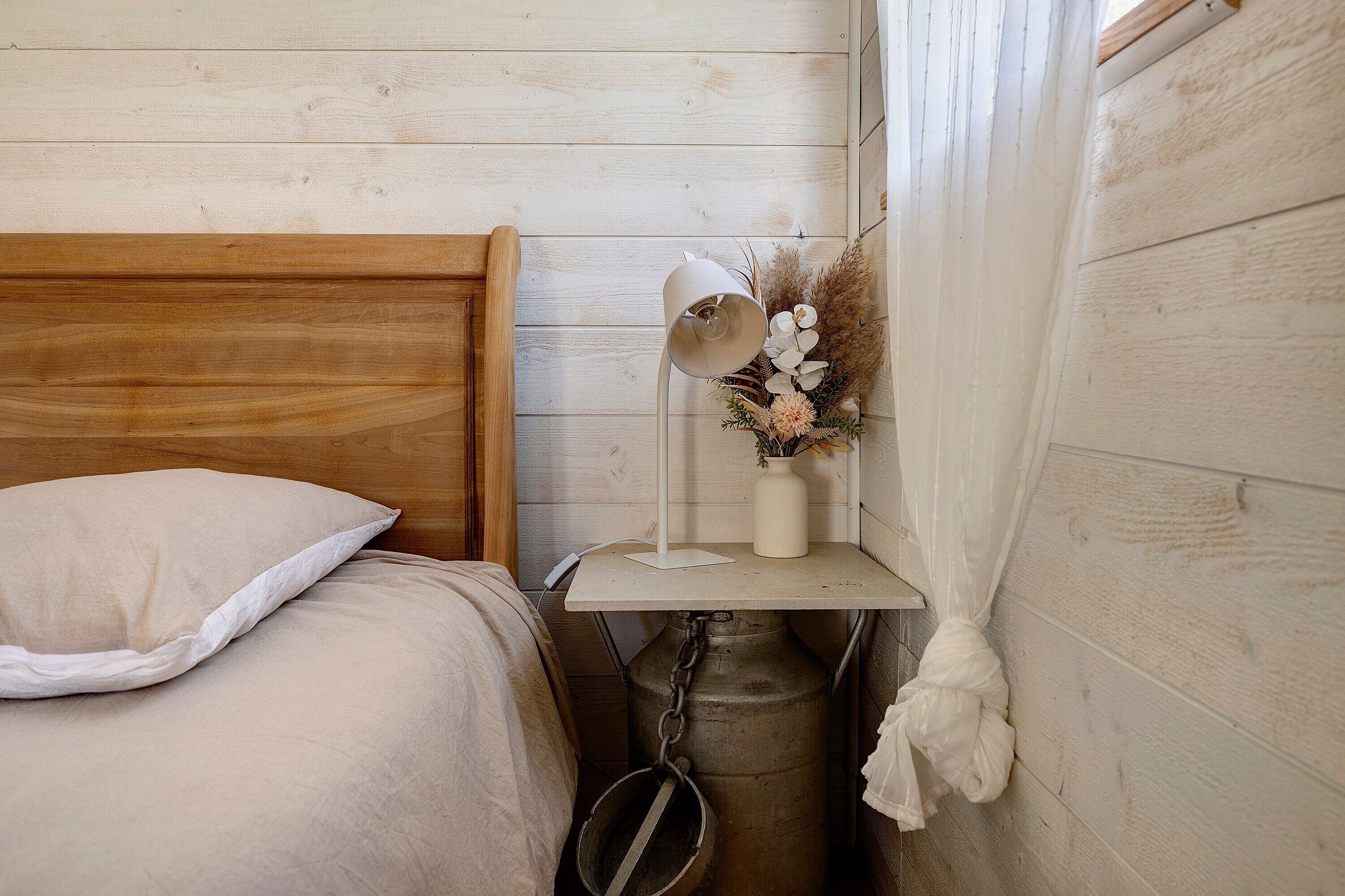 Desk, WiFi, bed sheets, wheelchair access