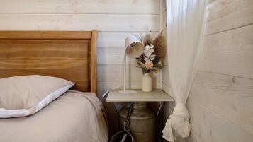 Desk, WiFi, bed sheets, wheelchair access