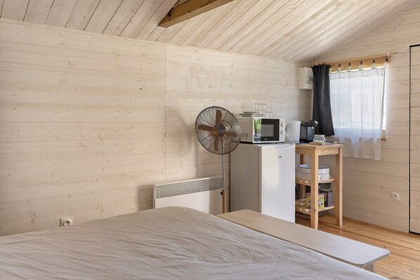 Desk, WiFi, bed sheets, wheelchair access