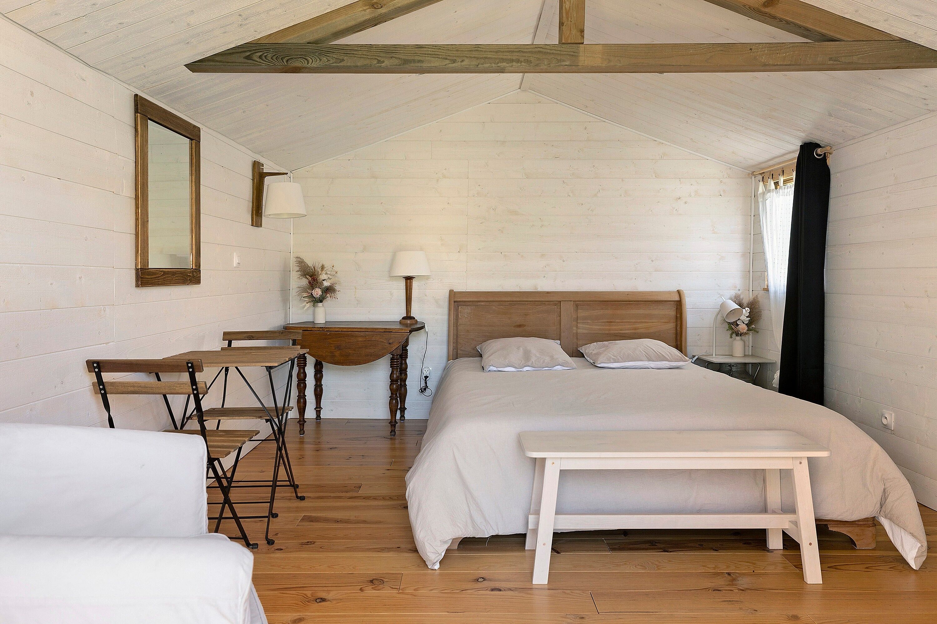 Escritorio, wifi, ropa de cama y acceso para silla de ruedas 