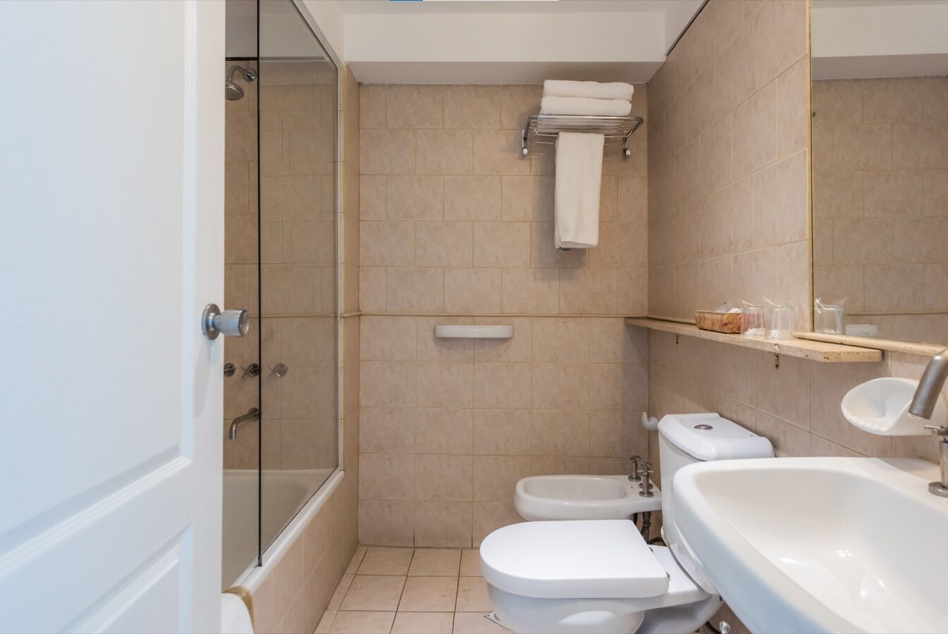 Haartrockner, Bidet, Handtücher, Seife