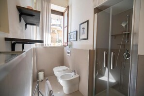 Doccia, asciugacapelli, bidet, asciugamani