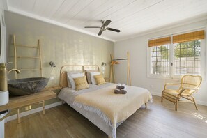 A bedroom with a bed, bedside table, lamp, and a window with blinds. - Air-Conditioned Gîte – Private Plunge Pool & Enclosed Garden – 3 Bedrooms, Boules – Canal du Midi, Narbonne (Saint-Nazaire-dʼAude)