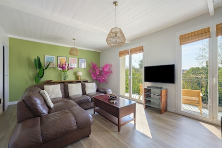 TV, DVD player. Air-Conditioned Gîte – Private Plunge Pool & Enclosed Garden – 3 Bedrooms, Boules – Canal du Midi, Narbonne