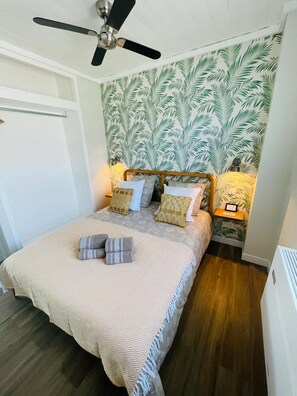 Tabla de planchar con plancha, wifi y ropa de cama 