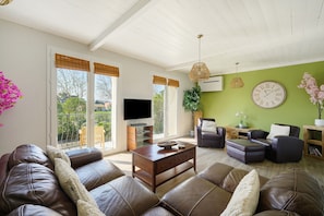 Een televisie en een dvd-speler