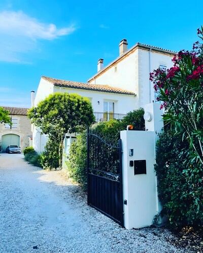 Les Ecuries – 3-Schlafzimmer-Gîte mit Tauchbecken nahe Narbonne & Canal du Midi