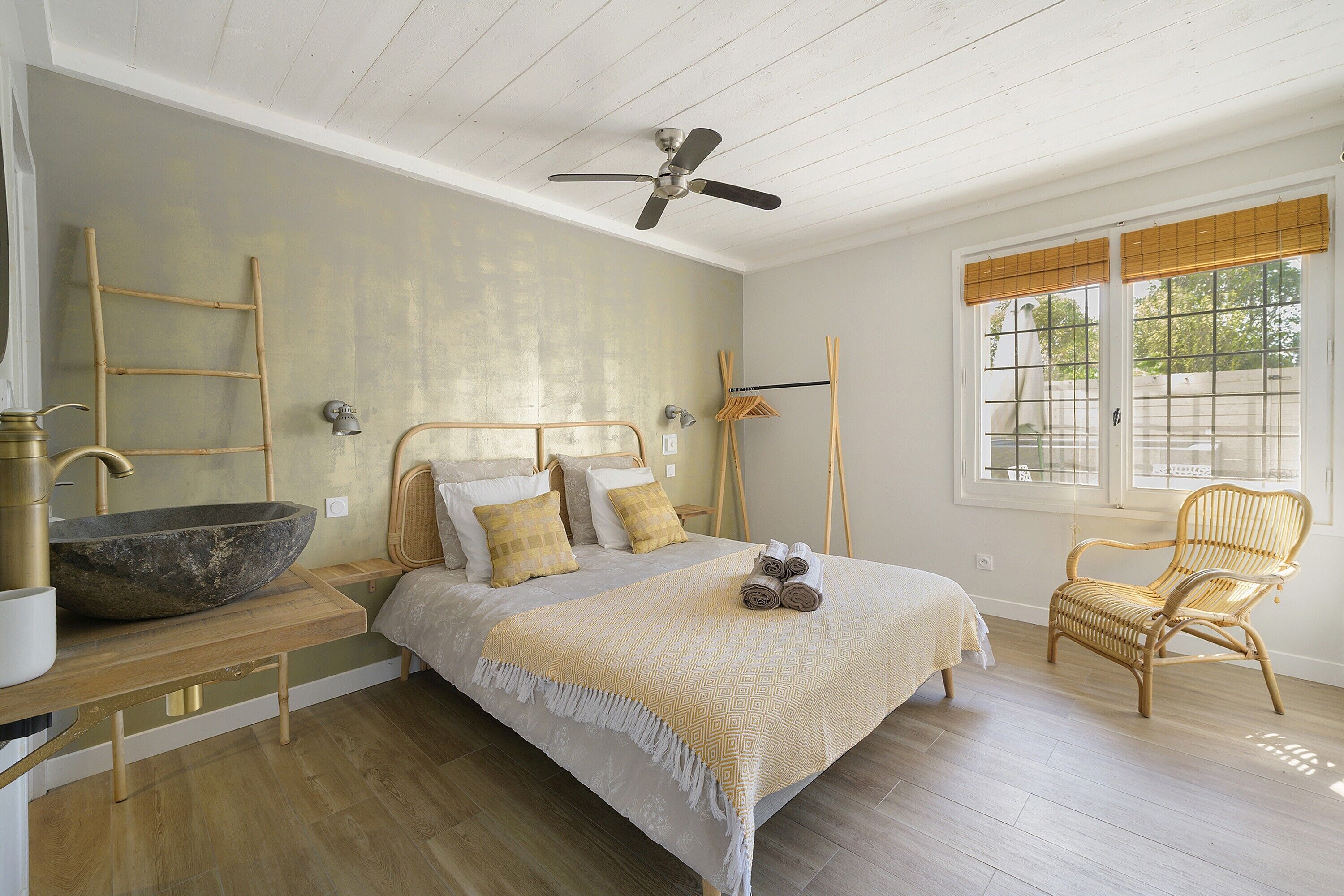 Tabla de planchar con plancha, wifi, ropa de cama