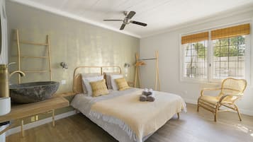 Tabla de planchar con plancha, wifi, ropa de cama