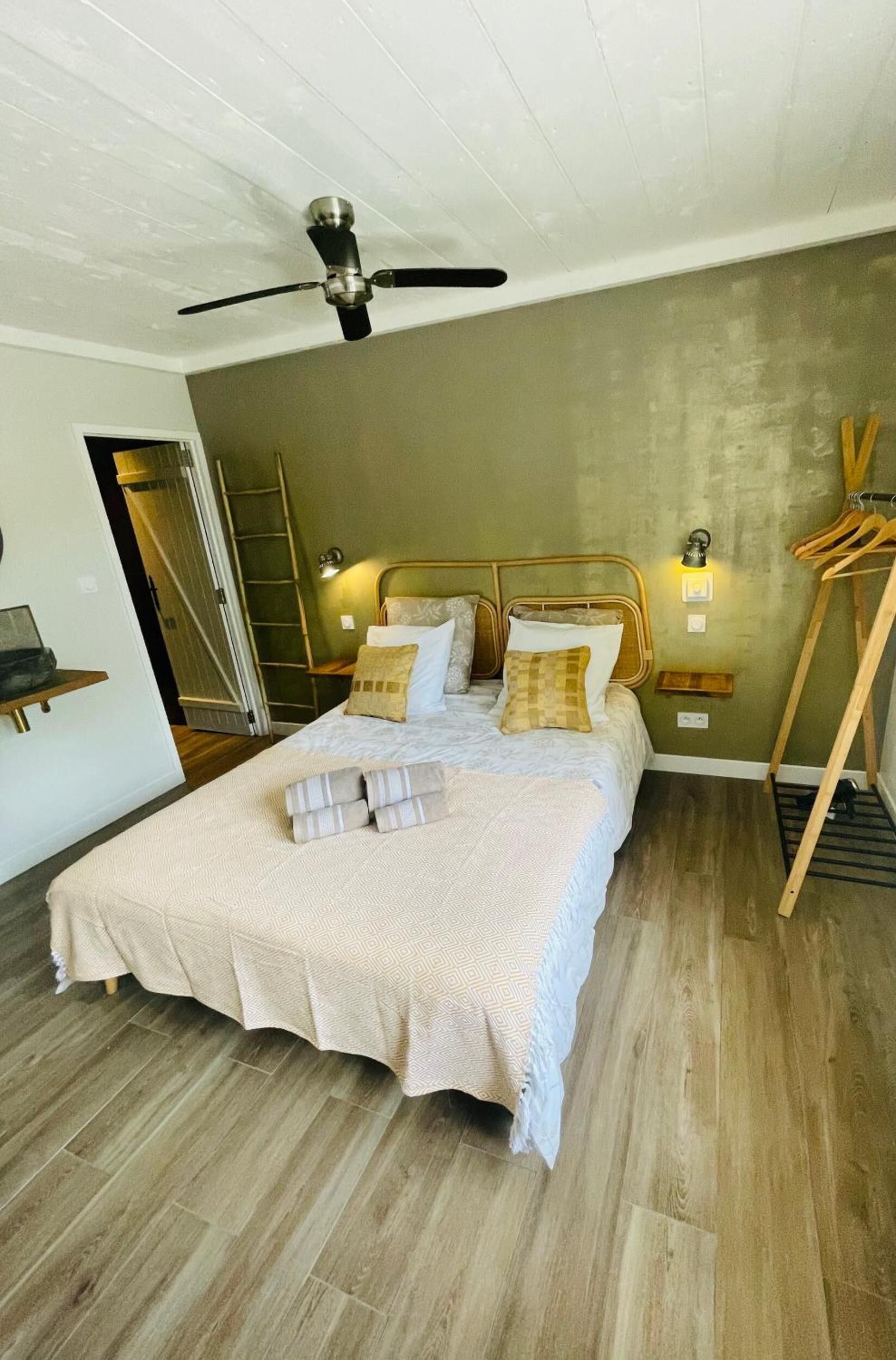 Tabla de planchar con plancha, wifi y ropa de cama 