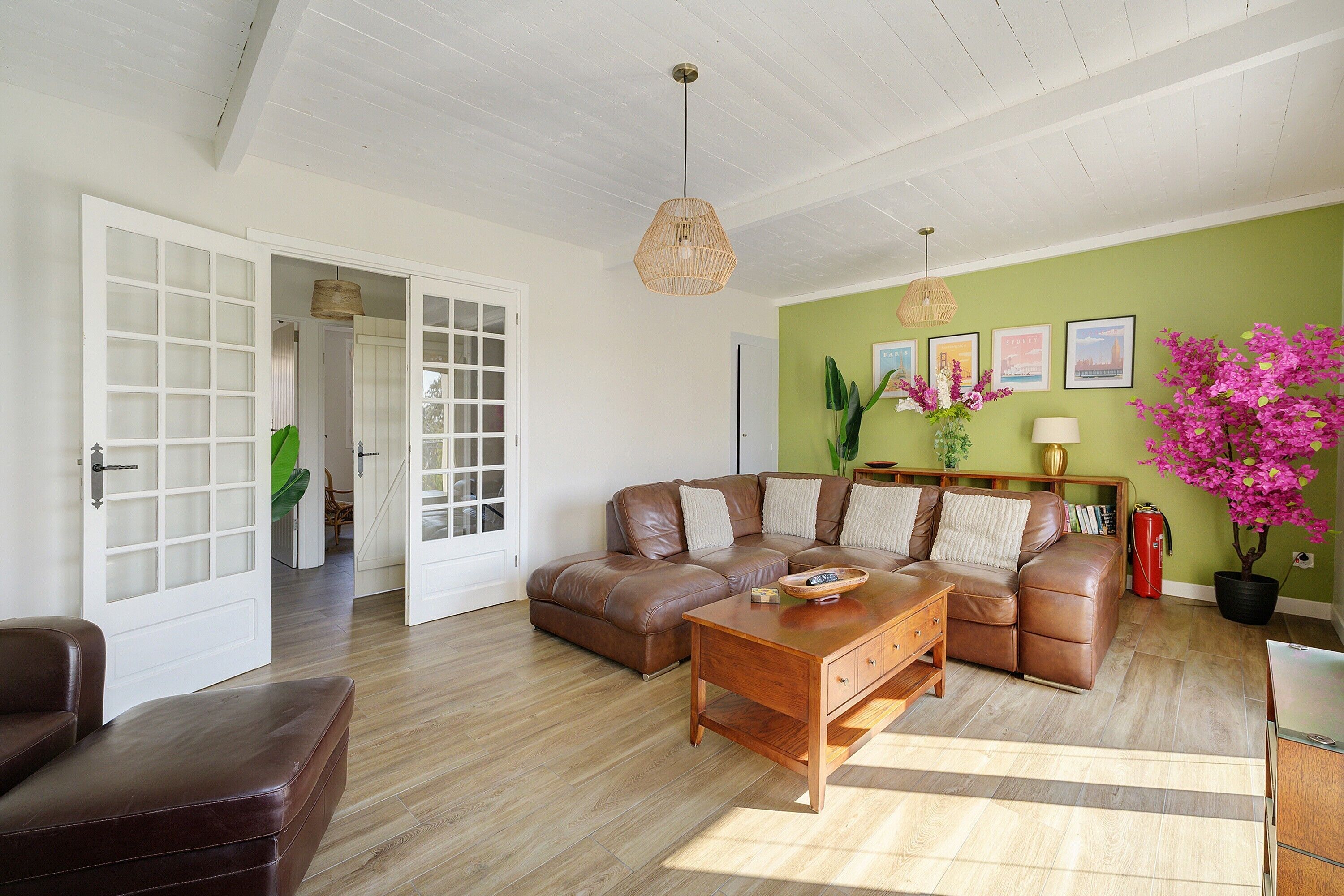 Una televisión, un reproductor de DVD