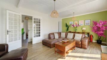 Una televisión, un reproductor de DVD