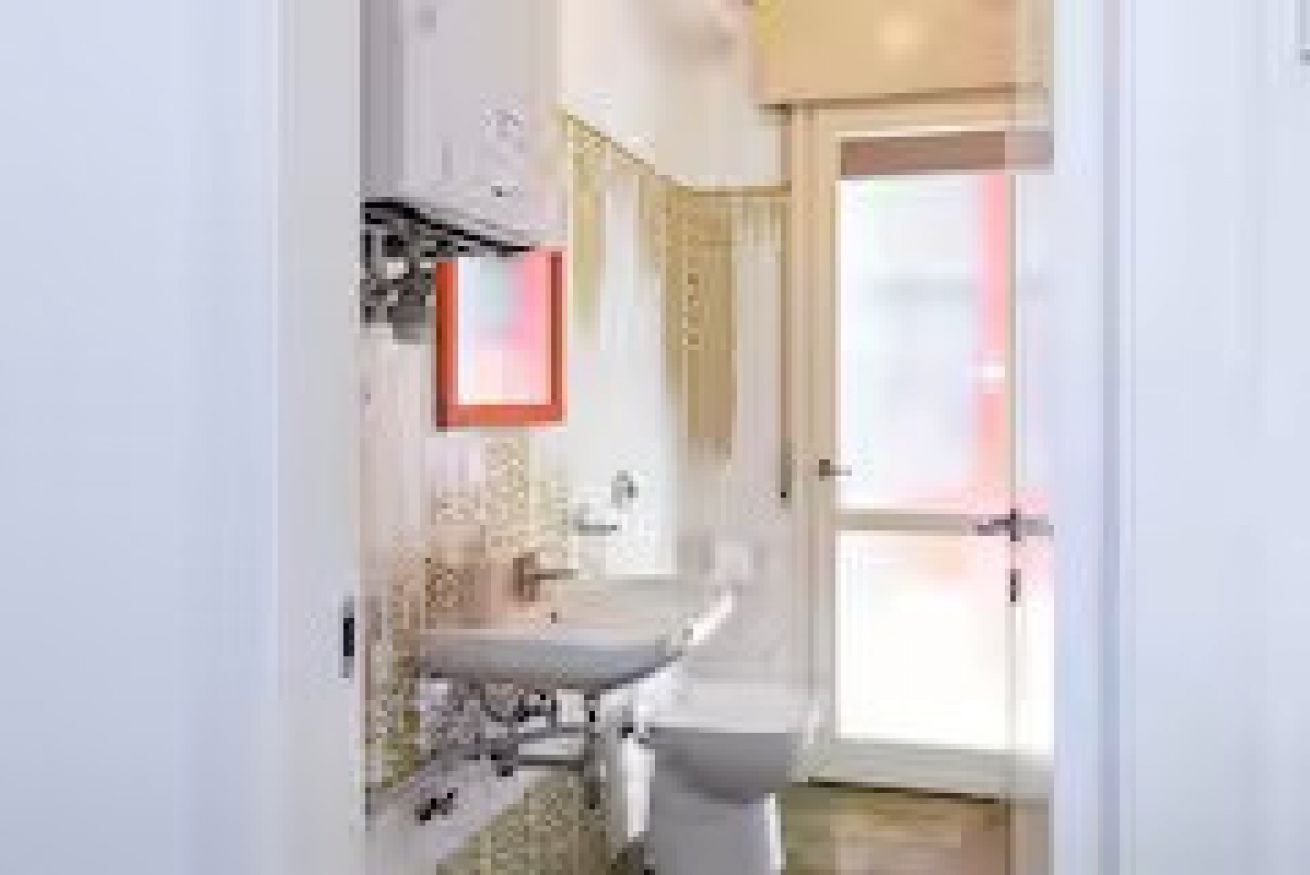 ビデ、タオル、トイレットペーパー