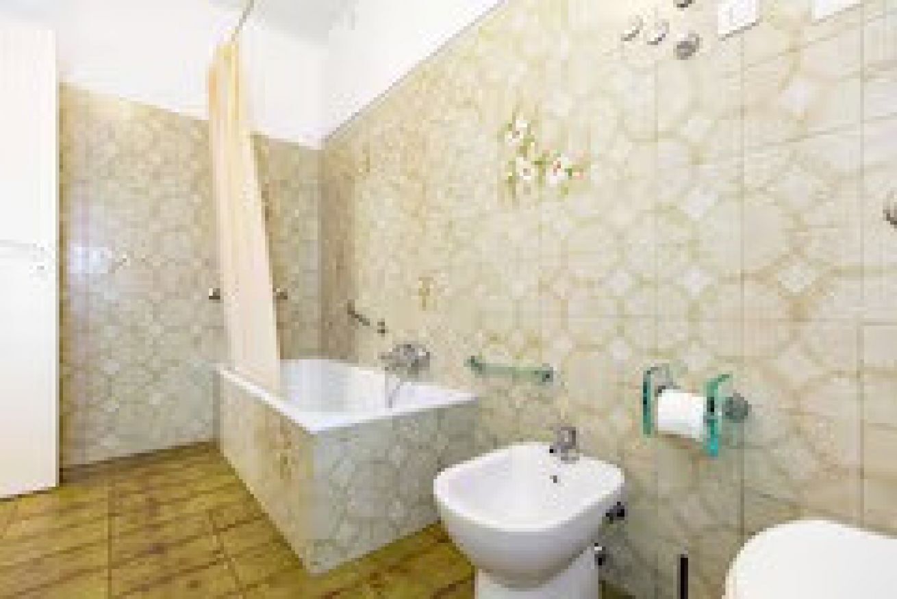 Bidet, Handtücher, Toilettenpapier