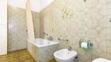 Bidet, Handtücher, Toilettenpapier