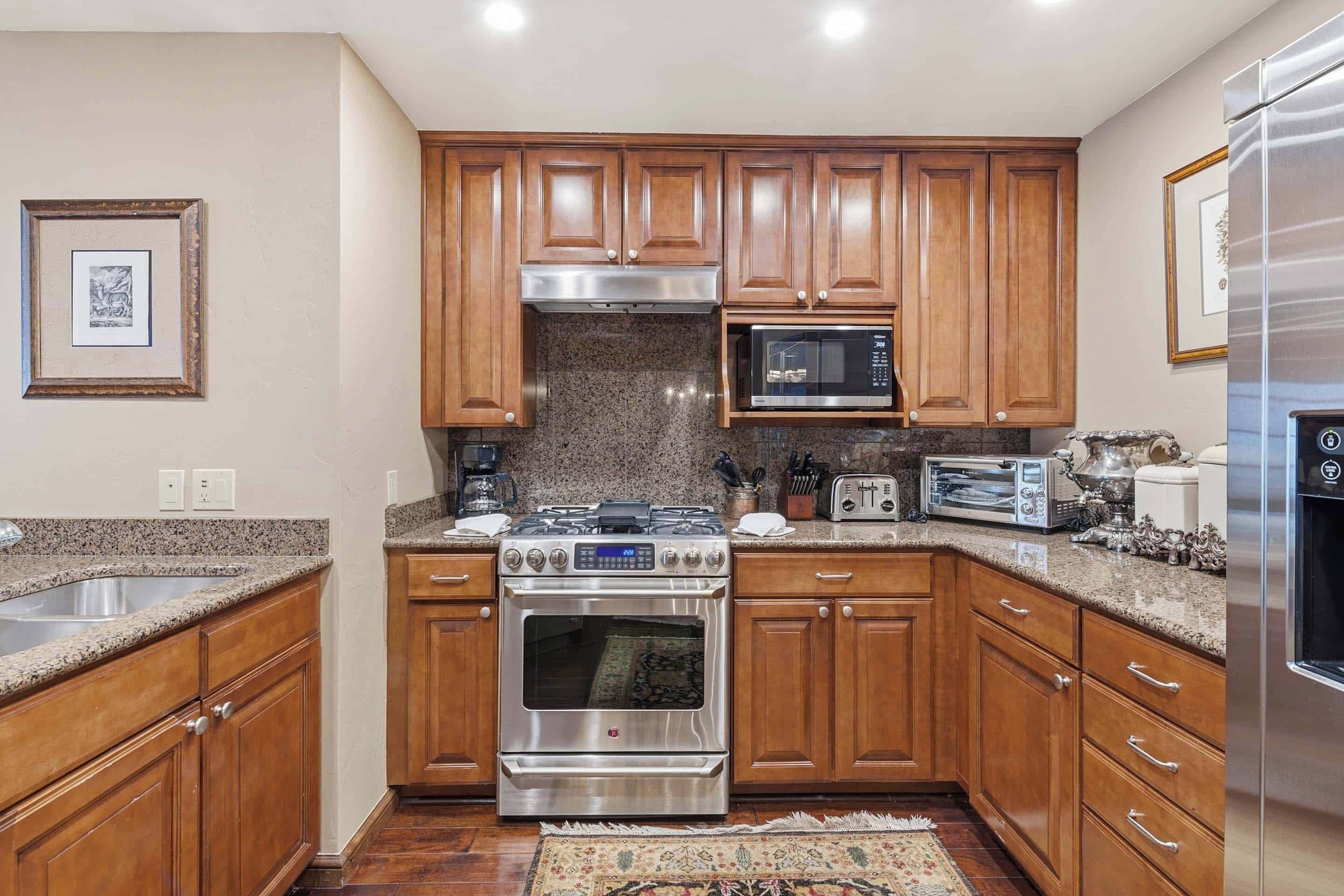 Refrigerador, microondas, horno y parrilla de estufa 