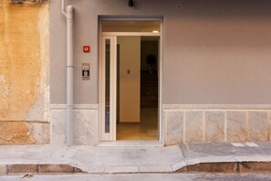 Exterior detail - Room 'Camera 2 - P2' with Balcony, Wi-Fi, and Air Conditioning (Balestrate)