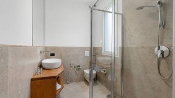 Douche, sèche-cheveux, serviettes fournies