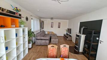 Fernseher, Kamin, DVD-Player