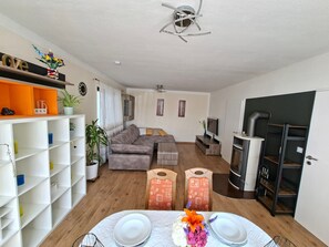 TV, lareira, DVD player